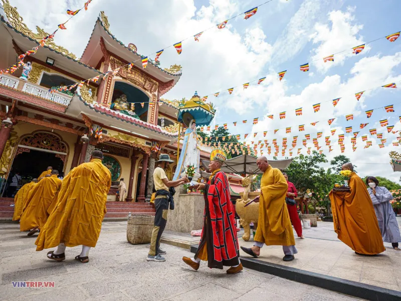 lễ vía quán thế âm bồ tát xuất gia tây ninh vintrip 01.png